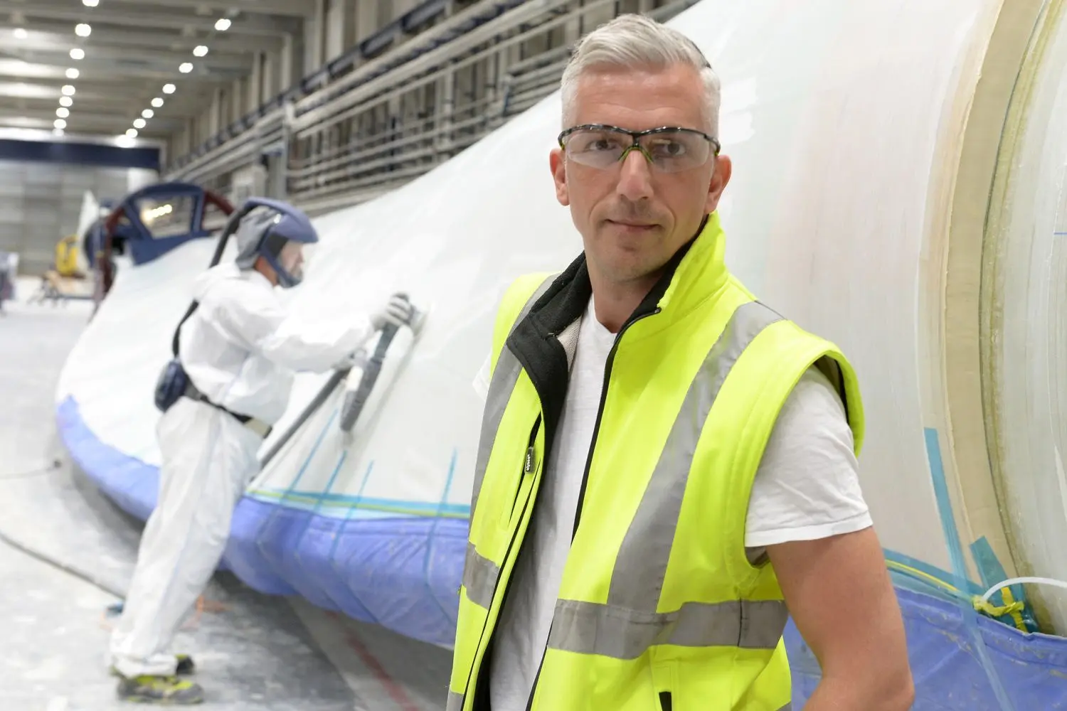 Rajko Reinhold ist neuer Vestas-Werkleiter in Lauchhammer. Der Meuroer arbeitet seit 2002 im Unternehmen und damit von Anfang an. Im Hintergrund sorgt Enrico Scholz für die perfekte Oberfläche der Flügel.