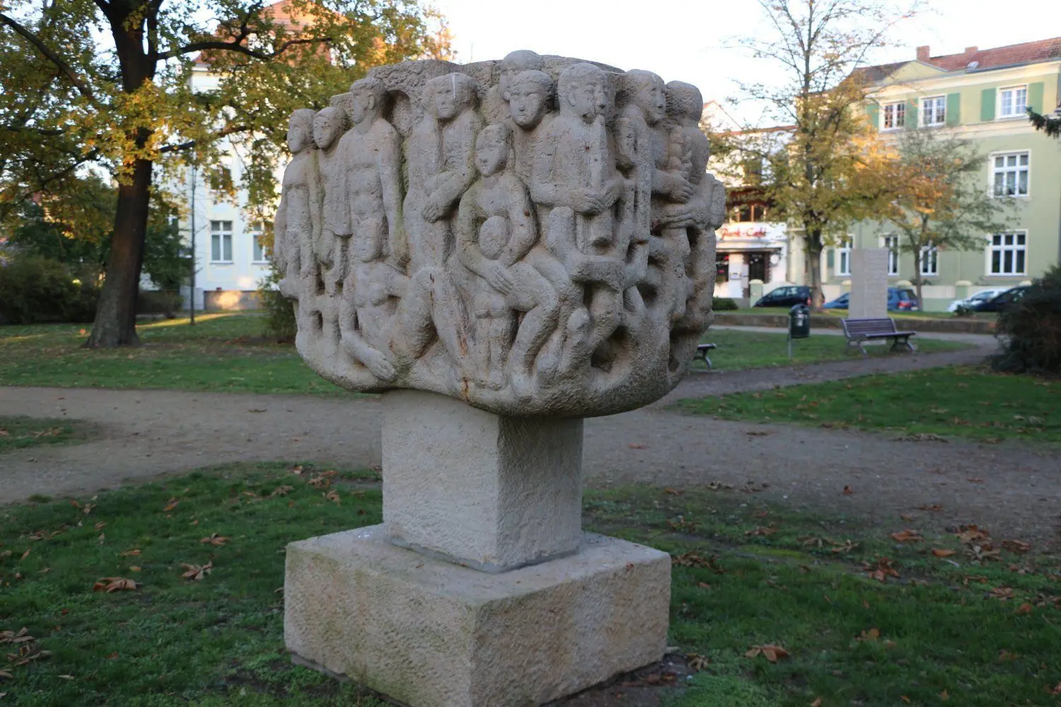 Seine bildhauerischen Kompositionen der Lebensfreude meißelte Jürgen von Woyski aus Stein. Einige seiner Statuen stehen in dem nach ihm benannten Park in Hoyerswerdas Altstadt.