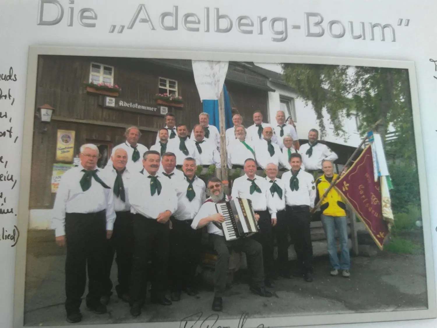 Der bayrische Männerchor "Adelberg-Boum" tritt überwiegend in Gaststätten oder bei Veranstaltungen im gesamten Frankenwald auf.