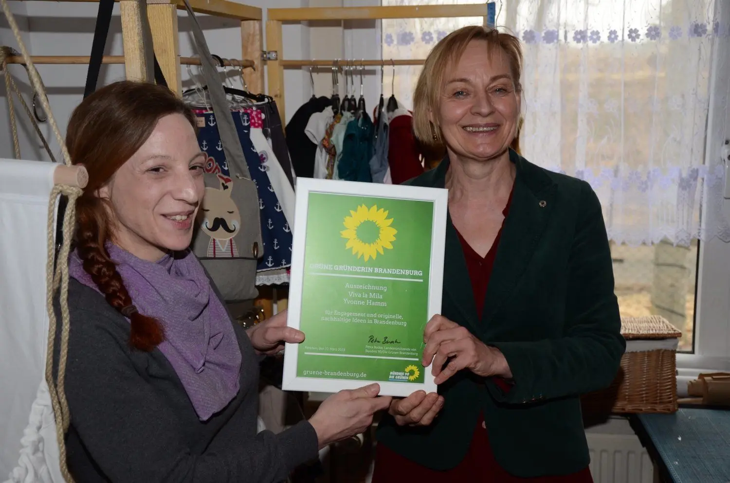 Die Brandenburger Landesvorsitzende von Bündnis 90/Die Grünen, Petra Budke (r.) bei der Ehrung der Calauer Gründerin Yvonne Hamm.