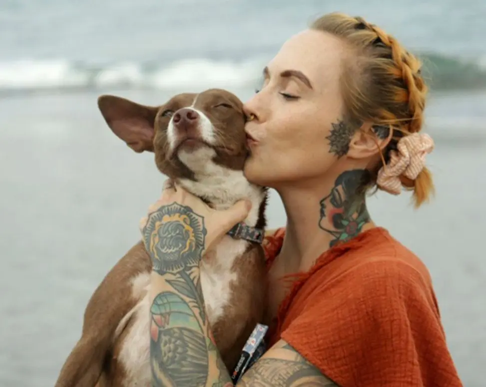 Sindy Kirks aus Guben lebt mit ihrem Hund auf Bali. Hier hat sie jetzt ihren Traum vom eigenen Verlag umgesetzt.