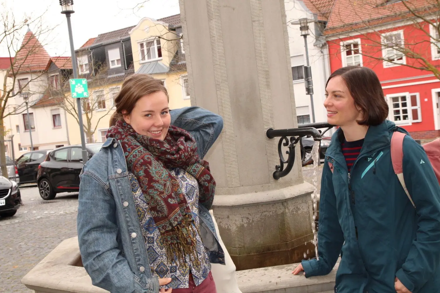 Im Vorfeld der Protestaktionen von Ende Gelände hat Ricarda Budke (l) mit Nike Mahlhaus Spremberg besucht.