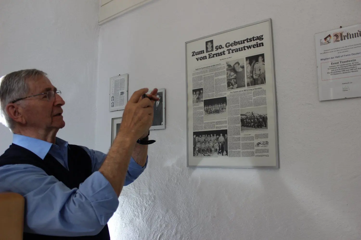 Die „Wand der Erinnerungen“ im Haus von Ernst Trautwein hielt Klaus Hirche mit seiner Fotokamera fest.