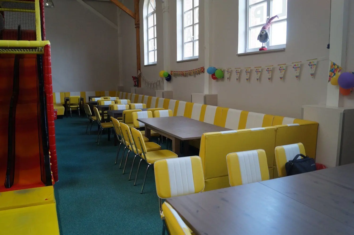 In neue Sitzmöbel für den Indoorspielplatz hat Ingo Haberland  erst in diesem Jahr investiert.