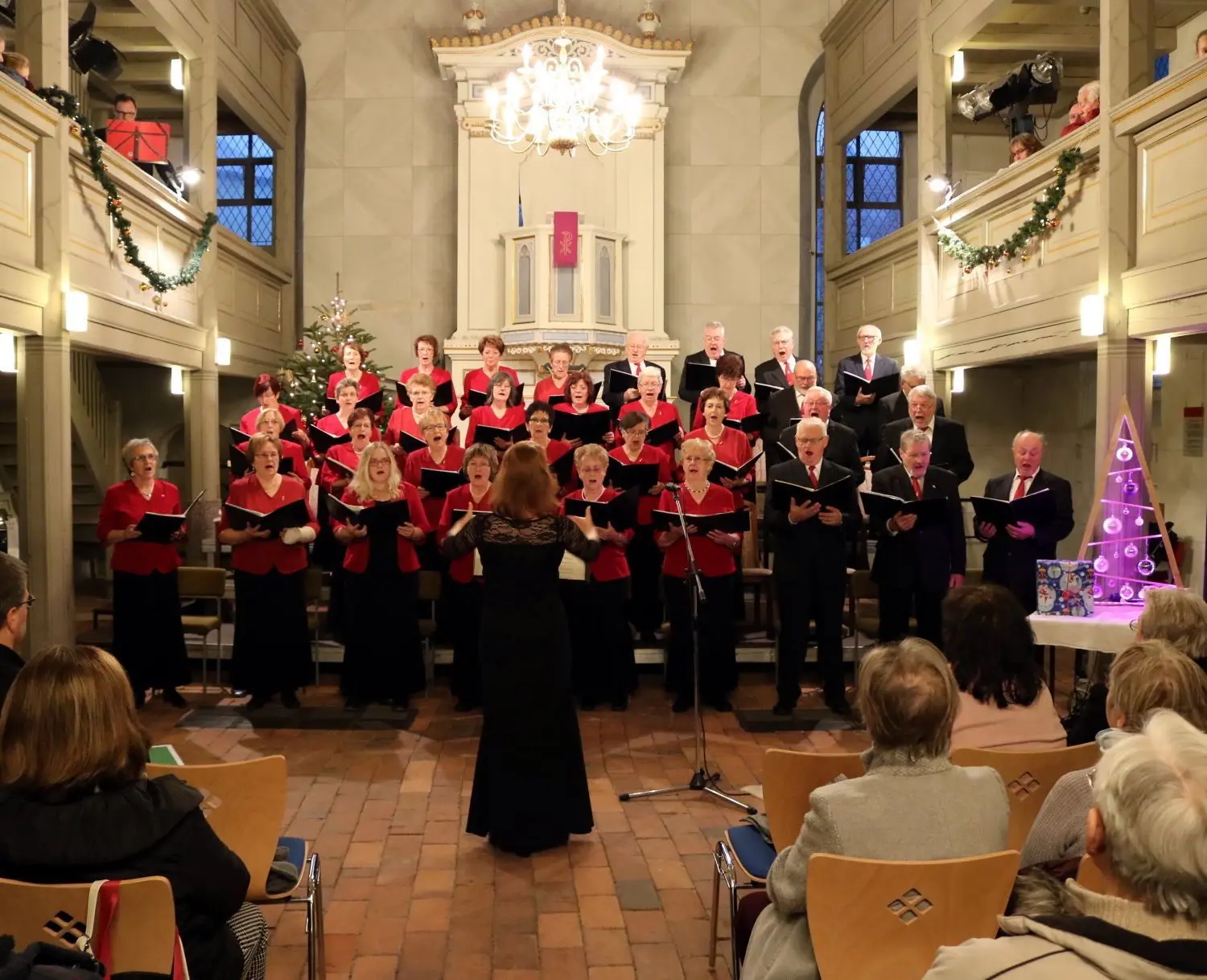 Musik über Grenzen hinweg: Der Gemischte Chor Melodia aus Vetschau existiert seit nunmehr 36 Jahren. Seit einigen Jahren pflegen die Sängerinnen und Sänger eine außergewöhnliche Ost-West-Beziehung zu einem bayrischen Männerchor.