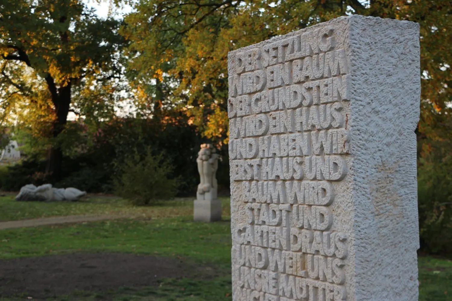 Die Stele mit dem Spruch von Bertolt Brecht steht im Jürgen-von-Woyski-Park in der Altstadt.