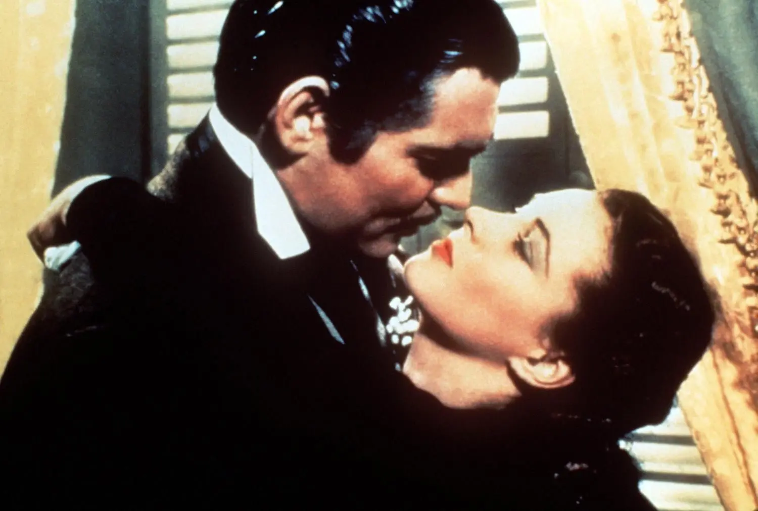 „Vom Winde verweht“: Wie schwer sich Vivien Leigh mit der Nähe zu Clark Gable tat, merkt man der Kuss-Szene nicht an. ⇥