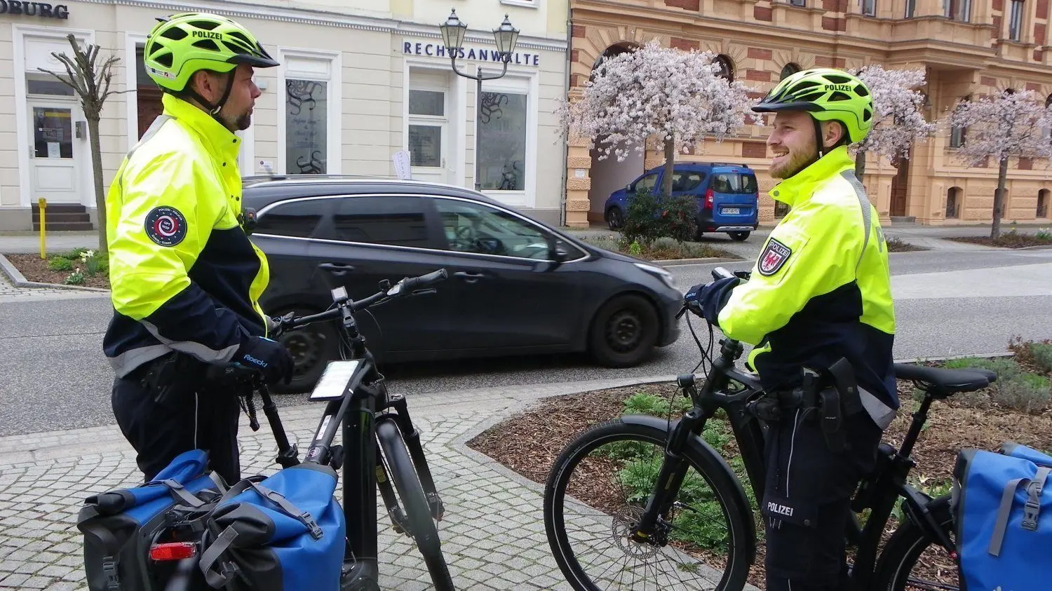 Betroffene von Betrugsversuchen sollten sich stets an die Polizei wenden. Hier im Bild die Gubener Polizisten Holger Welkisch (l.) und Florian Kraft.