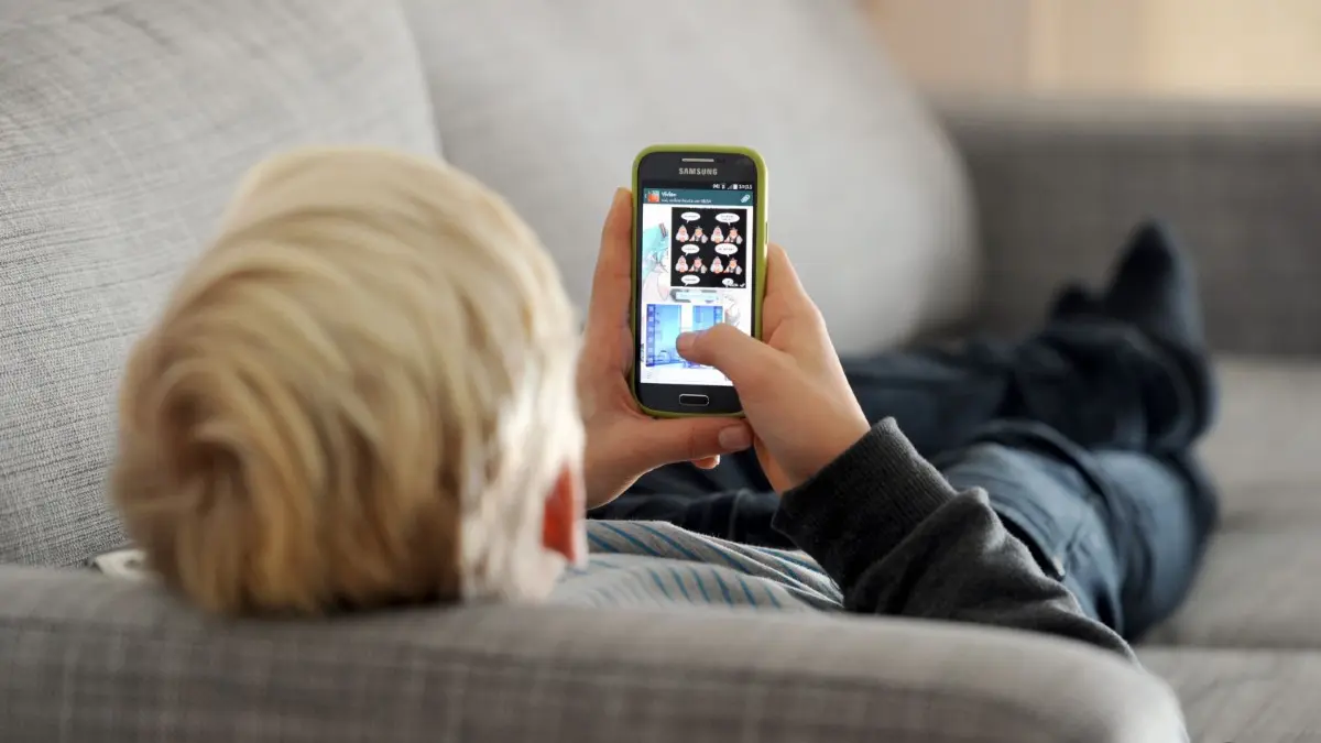 Über die Handys von Kindern und Jugendlichen laufen nicht nur Videospiele, sondern vermehrt auch kinderpornografische Inhalte. Die Polizei warnt, dass schon Zehnjährige über Chats und Social–Media–Kanäle damit konfrontiert werden.
ARCHIV - ILLUSTRATION - Ein Jugendlicher schaut am 09.12.2014 in München (Bayern) auf sein Smartphone. Das Smartphone brauchen Schüler oftmals auch für ihre Hausaufgaben. Bei der Jahrestagung der Landesstelle Jugendschutz Niedersachsen am 06.12.2016 in Hannover geht es um die Gefahren für Kinder und Jugendliche beim Surfen im Internet. (zu dpa ««Spion in uns» - Tagung über Schutz der Privatsphäre im Internet» vom 05.12.2016) +++(c) dpa - Bildfunk+++