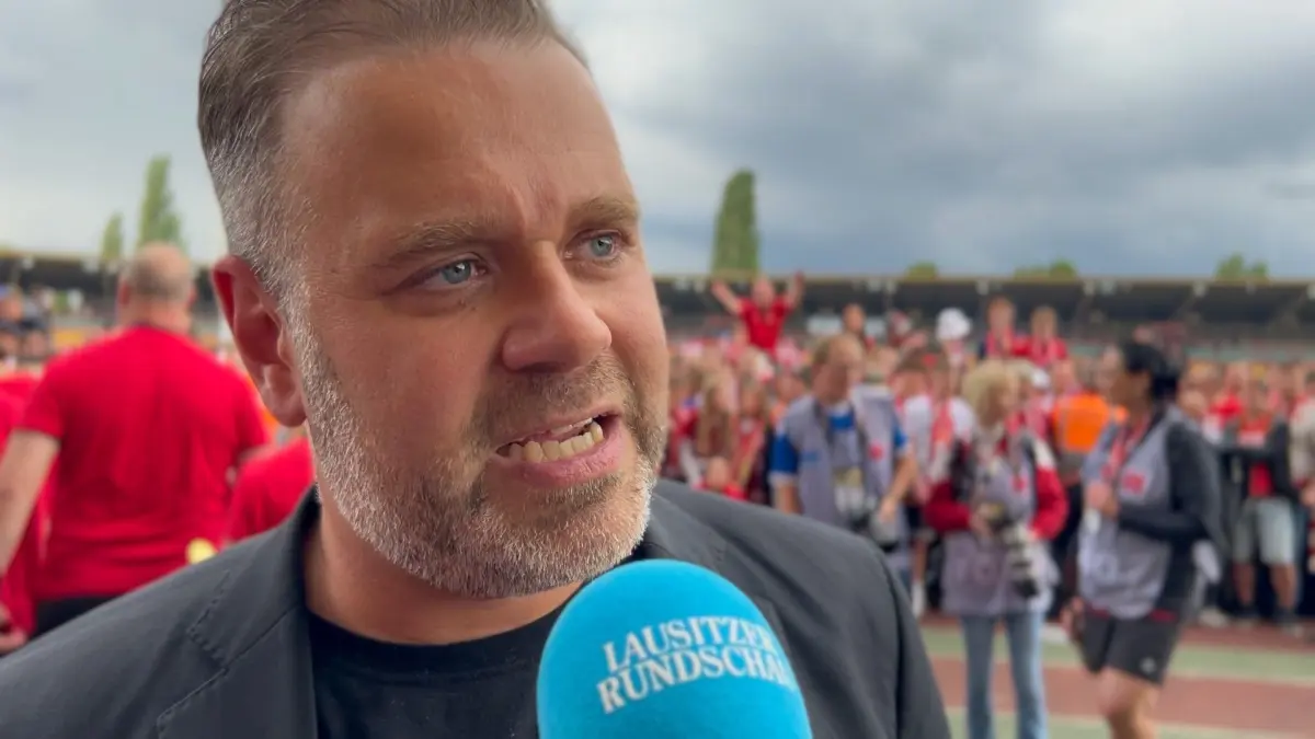 Sebastian Lemke, Präsident von Energie Cottbus, zeigt sich nach dem Aufstieg in die 3. Liga überglücklich. Er spricht über Verstärkungen für die neue Saison, die Rolle von Claus-Dieter Wollitz sowie den Traum von der 2. Bundesliga.