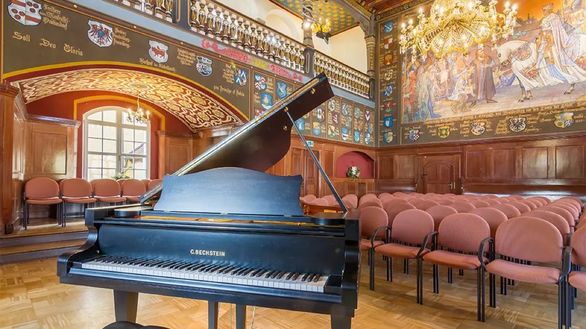 Der Rotary Club Lübben lädt am 1. Dezember zum Benefizkonzert in den Wappensaal.
Die Stadt Lübben (Spreewald) / Lubin (Blota) verleiht am 7. Dezember, 19.30 Uhr im Wappensaal des Lübbener Schlosses, den Albrecht-und-Helene-von-Houwald-Musikpreis an zwei junge Nachwuchsmusiker.