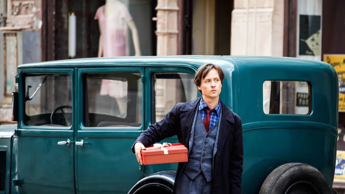 Läuft im Berlinale–Wettbewerb: Tom Schilling während der Dreharbeiten zu „Fabian“. Regie führte Dominik Graf, gedreht wurde in Görlitz.
Der Schauspieler Tom Schilling während der Dreharbeiten. Die Dreharbeiten für die ZDF-Kinokoproduktion «Fabian» sollen Mitte September abgeschlossen sein. Regie führt Dominik Graf, der Film ist seine Interpretation von Erich Kästners 1931 veröffentlichten und später durch die Nationalsozialisten verbotenen Roman «Der Gang vor die Hunde» (zu dpa «Dreharbeiten für ZDF-Kinofilm «Fabian» enden im September»). +++ dpa-Bildfunk +++