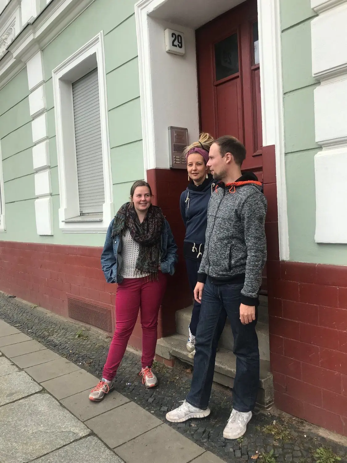 Ricarda Budke (l.) kämpft mit ihren WG-Partnern Nette von Nordheim und Martin Venzel um die Zukunft ihres Wohnprojekts in Cottbus.