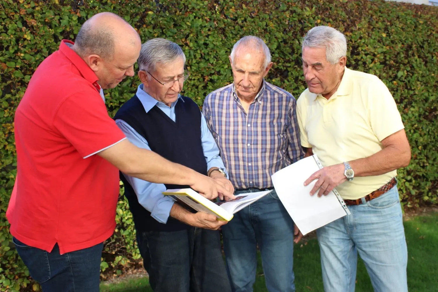 Band eins der Geschichte des Eishocke-Sports in Weißwasser überreichte Klaus Hirche (Zweiter von links) bei seinem Besuch in Füssen Ernst Trautwein. Der Füssener 111-fache Nationalspieler erzielte in den Ausscheidungsspielen für die Olympischen Winterspiele 1964 für das Team der Bundesrepublik die entscheidenden Tore. Links „Texter“ Steffen Lehmann, rechts der Füssener Altmeister Ernst Köpf.