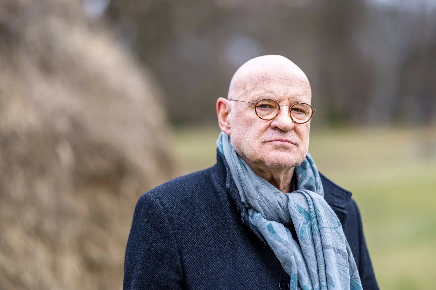 Der Schauspieler Christian Redl steht vor dem Hotel Schloss Lübbenau. Dort stellte er seine Autobiografie „Das Leben hat kein Geländer“ exklusiv einen Tag vor dem offiziellen Erscheinungstermin vor.
