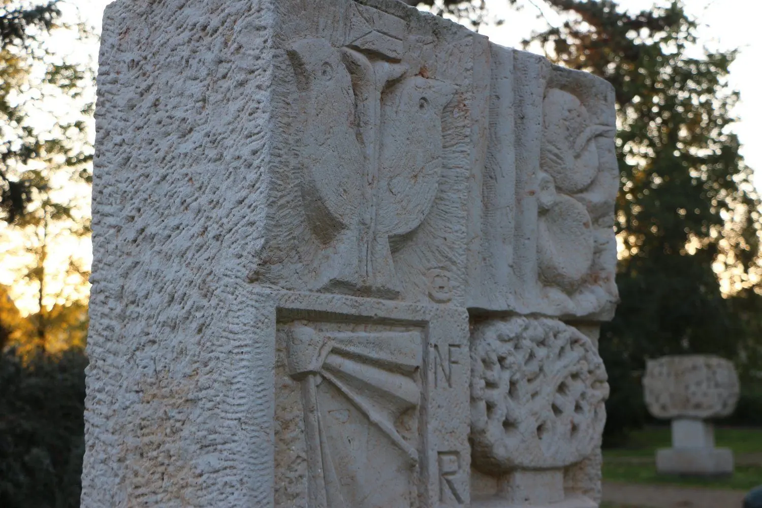 In den Kunstwerken von Jürgen von Woyski lebt seine Schaffenskraft fort.