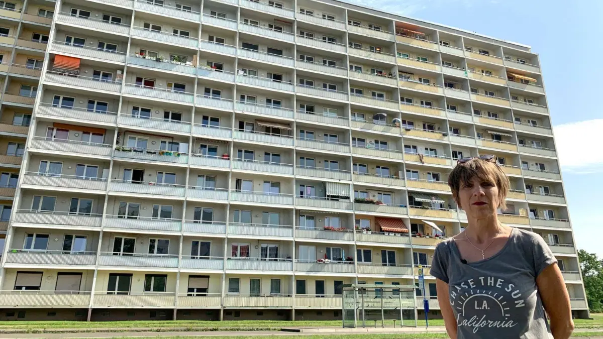 Grit Lemke, aufgewachsen in Hoyerswerda, vor dem letzten noch vorhandenen Block des damaligen Vertragsarbeiterwohnheims. Über ihre Kindheit und den September 1991 hat sie ein Buch geschrieben: „Kinder von Hoy“. Das Bild stammt aus der MDR–Doku „Hoyerswerda '91, Eine Stadt, die Gewalt und ihre Aufarbeitung“.
ARD/MDR GESCHICHTE IM ERSTEN: HOYERSWERDA '91, "Eine Stadt, die Gewalt und ihre Aufarbeitung; Film von Christian Hans Schulz und Nils Werner ", am Montag (30.08.21) um 23:50 Uhr im ERSTEN.
Grit Lemke, aufgewachsen in Hoyerswerda, vor dem letzten noch vorhandenen Block des damaligen Vertragsarbeiterwohnheims. Sie wohnte in der gleichen Straße, wurde vom Angriff im benachbarten Jugendklub „Der Laden“ völlig überrascht. Über ihre Kindheit und den September 1991 hat sie nun ein Buch geschrieben, das im September erscheint: „Kinder von Hoy“.
© MDR/SW-Film, honorarfrei - Verwendung gemäß der AGB im engen inhaltlichen, redaktionellen Zusammenhang mit genannter MDR-Sendung bei Nennung "Bild: MDR/SW-Film" (S2+). MDR/HA Kommunikation, 04360 Leipzig, Tel: (0341) 300 6477 oder - 6463