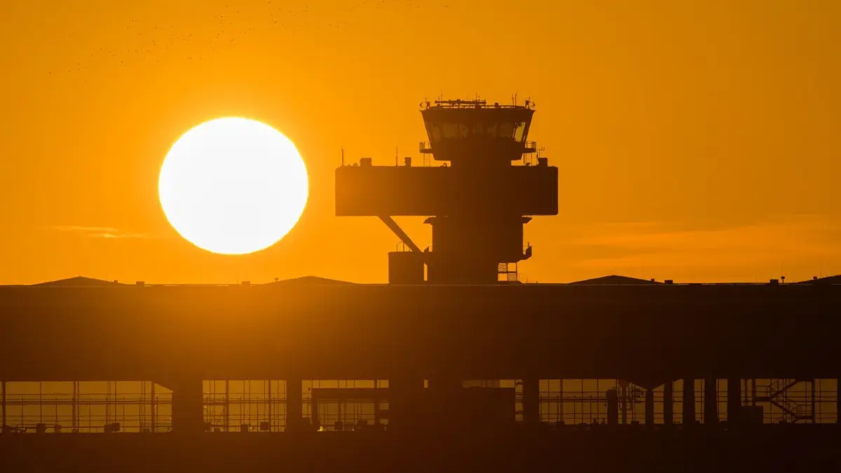 Goldene Zeiten für Schönefeld? Die Flughafengemeinde hat seit 2012 rund 300 Millionen „Reichensteuer“ abführen müssen. Geld, das allen Kommunen zugute kommt. (Symbolfoto)
22.10.2020, Brandenburg, Schönefeld: Die Sonne geht hinter dem Tower und dem Terminal 1 des Flughafens Berlin Brandenburg unter. Foto: Soeren Stache/dpa-Zentralbild/ZB - Honorarfrei nur für Bezieher des Dienstes ZB-Funkregio Ost +++ ZB-FUNKREGIO OST +++
