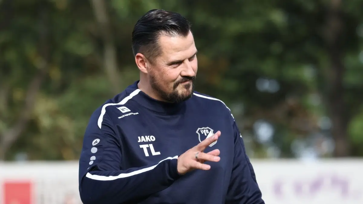 Aller guten Dinge sind drei: Trainer Toni Lempke vom VfB Krieschow ist kurz vor dem Jahreswechsel zum dritten Mal Vater geworden.
Trainer Lempke, Toni (VfB Krieschow)