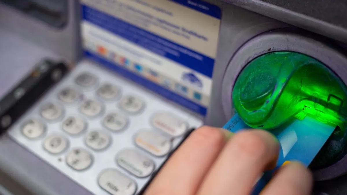 Mit einer gestohlenen Geldkarte hob ein unbekannter Mann Geld ab (Symbolfoto).
ILLUSTRATION - 29.08.2021, Berlin: Eine Bankkundin steckt ihre Girokarte in einen Geldautomaten. Der Datenklau an Geldautomaten in Deutschland wird immer mehr zum Auslaufmodell. (zu dpa "Weniger Datenklau am Geldautomaten: «Skimming nicht mehr interessant»") Foto: Fernando Gutierrez-Juarez/dpa-Zentralbild/dpa +++ dpa-Bildfunk +++