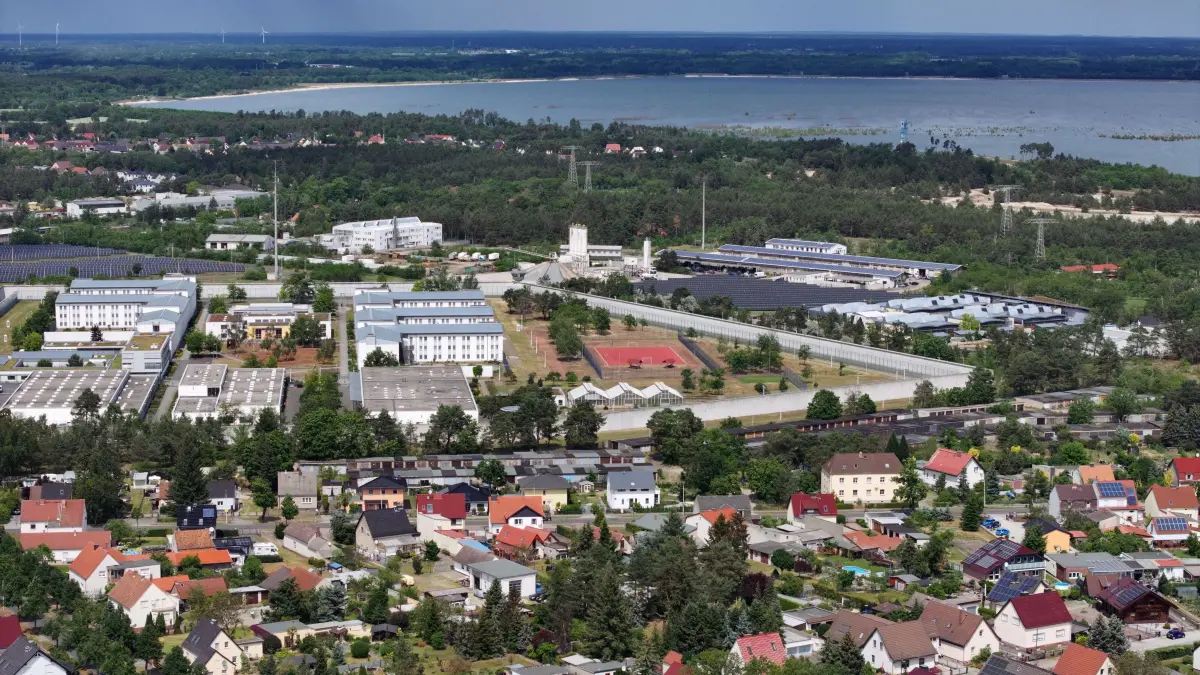 Luft Gewerbepark Dissenchen: Luftaufnahme vom 22. Mai 2024
Industrie- und Gewerbepark Dissenchen
Blick Richtung Cottbuser Ostsee und Justizvollzugsanstalt (JVA) Dissenchen.