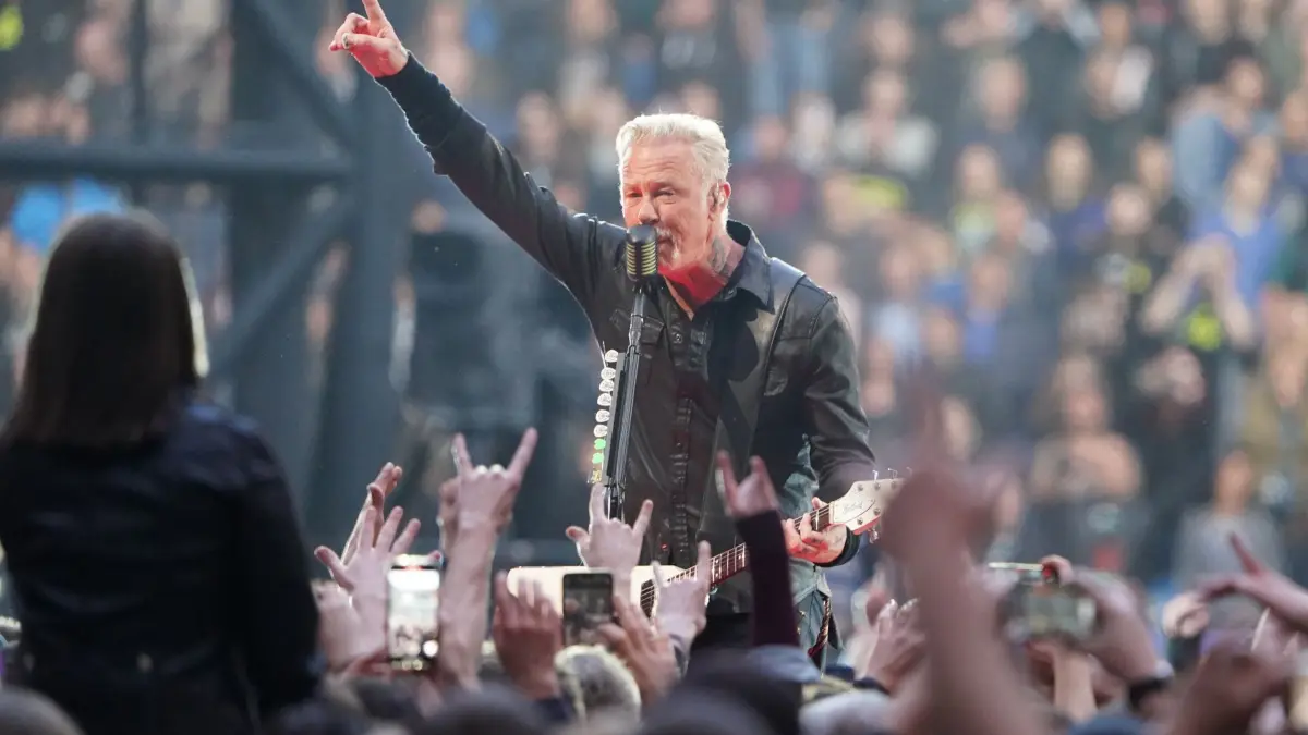 Metallica gibt Doppelkonzert in München: ARCHIV - 26.05.2023, Hamburg: Sänger James Hetfield beim bislang letzten Konzert von Metallicas «M72 World Tour» im Hamburger Volksparkstadion (zu dpa: «Metallica kehren mit zwei Konzerten zurück nach München») Foto: Marcus Brandt/dpa +++ dpa-Bildfunk +++