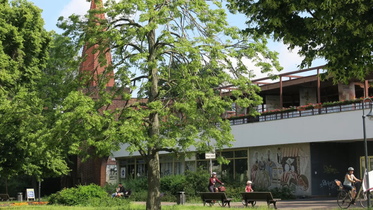 Stadtteilrundgang Mitte : Stadtteilrundgang Cottbus-Mitte mit Oberbürgermeister Tobias Schick, Hagen Strese und interessierten Bürgerinnen und Bürgern am Sonnabendvormittag in der Cottbuser Innenstadt.
Stadtpromenade, Stadtmauer