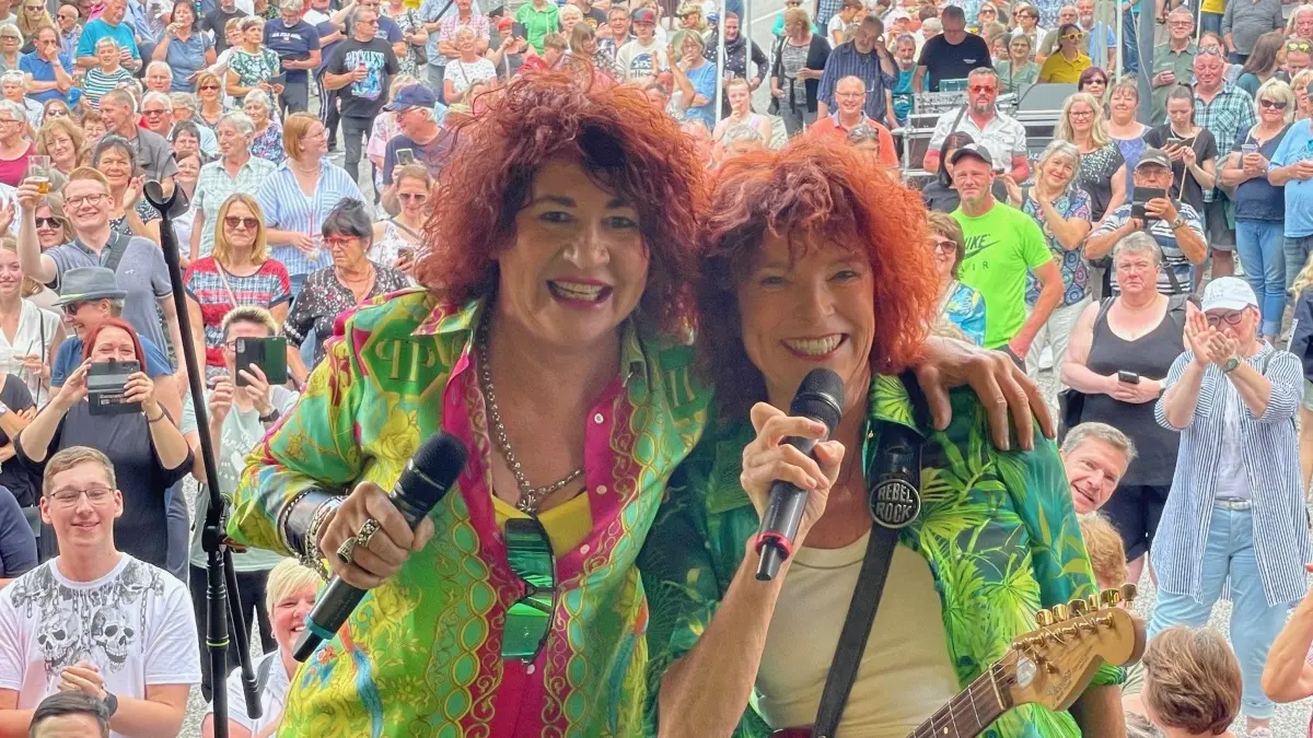 Das Popduo Cora hat beim Brunnenfest in Bad Liebenwerda dafür gesorgt, dass der Roßmarkt schon am Sonnabendnachmittag gut besucht war.