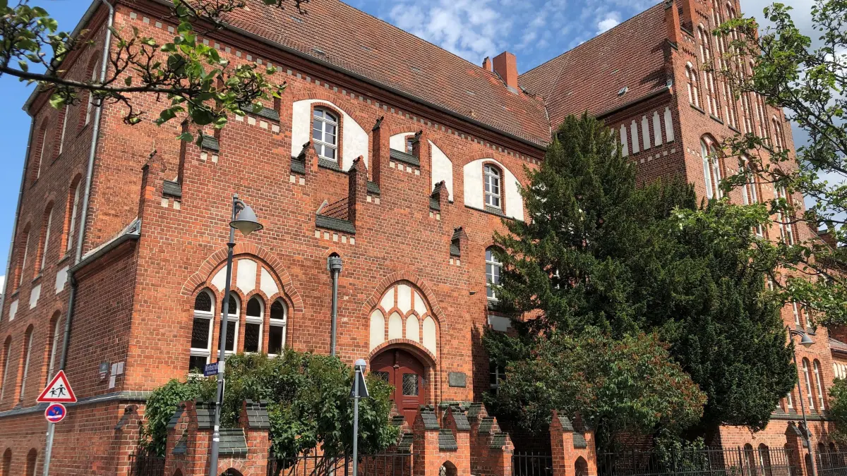 Derzeit nutzt die Berufsorientierende Oberschule Spremberg (BOS) ein denkmalgeschütztes Bestandsgebäude. Dieses ist zu klein. Geplant ist ein Erweiterungsbau auf einer Freifläche nebenan.