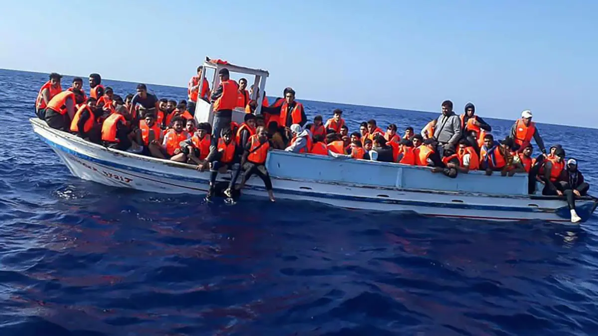 Migranten im Libanon: HANDOUT - 06.10.2023, Libanon, Tripolis: Ein von der libanesischen Armee zur Verfügung gestelltes Handout zeigt ein Boot mit mehr als 100 illegalen Einwanderern an Bord vor der Küste der nordlibanesischen Stadt Tripoli. Die Armee rettete die Einwanderer, bei denen es sich größtenteils um syrische Flüchtlinge handelt. Ihr Boot wies technische Probleme auf. (zu dpa: «Migrationsforscher vermissen Pläne für nachhaltige Flüchtlingspolitik») Foto: -/Lebanese army/dpa +++ dpa-Bildfunk +++