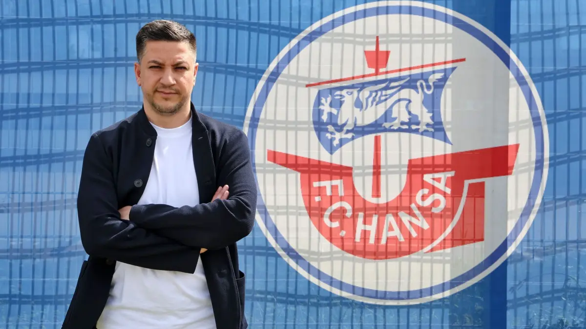 Shapourzadeh neuer Profifußball–Direktor FC Hansa Rostock: 28.05.2024, Mecklenburg-Vorpommern, Rostock: Amir Shapourzadeh, neuer Profifußball-Direktor des FC Hansa Rostock, steht vor dem Vereinslogo. Er wird auf einer Pressekonferenz im Ostseestadion vorgestellt. Foto: Bernd Wüstneck/dpa +++ dpa-Bildfunk +++