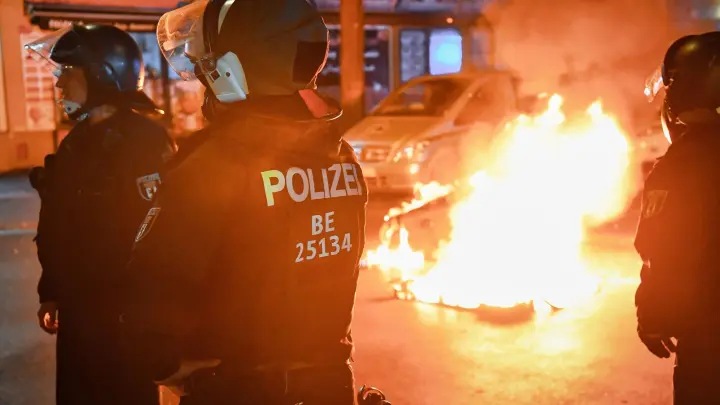 Polizei schnappt Brandstifter auf frischer Tat – Beamter verletzt