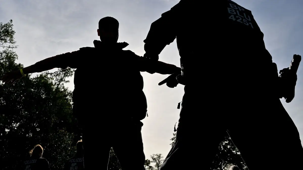 Bundespolizei greift unerlaubt eingereiste Migranten auf: ARCHIV - 11.10.2023, Brandenburg, Roggosen: Ein unerlaubt eingereister Migranten (l) wird von einem Beamten der Bundespolizei nahe Forst (Lausitz) durchsucht. Bei mehreren Einsätzen im brandenburgischen Forst und Umgebung hat die Bundespolizei am Mittwoch mindestens 64 unerlaubt eingereiste Migranten aufgegriffen. Darunter waren zwei Frauen und sechs unbegleitete Minderjährige, die übrigen waren meist junge Männer, wie der zuständige Sprecher der Bundespolizei, Jens Schobranski, sagte. (zu dpa "Dutzende Migranten im Grenzgebiet in Südbrandenburg aufgegriffen") Foto: Patrick Pleul/dpa +++ dpa-Bildfunk +++