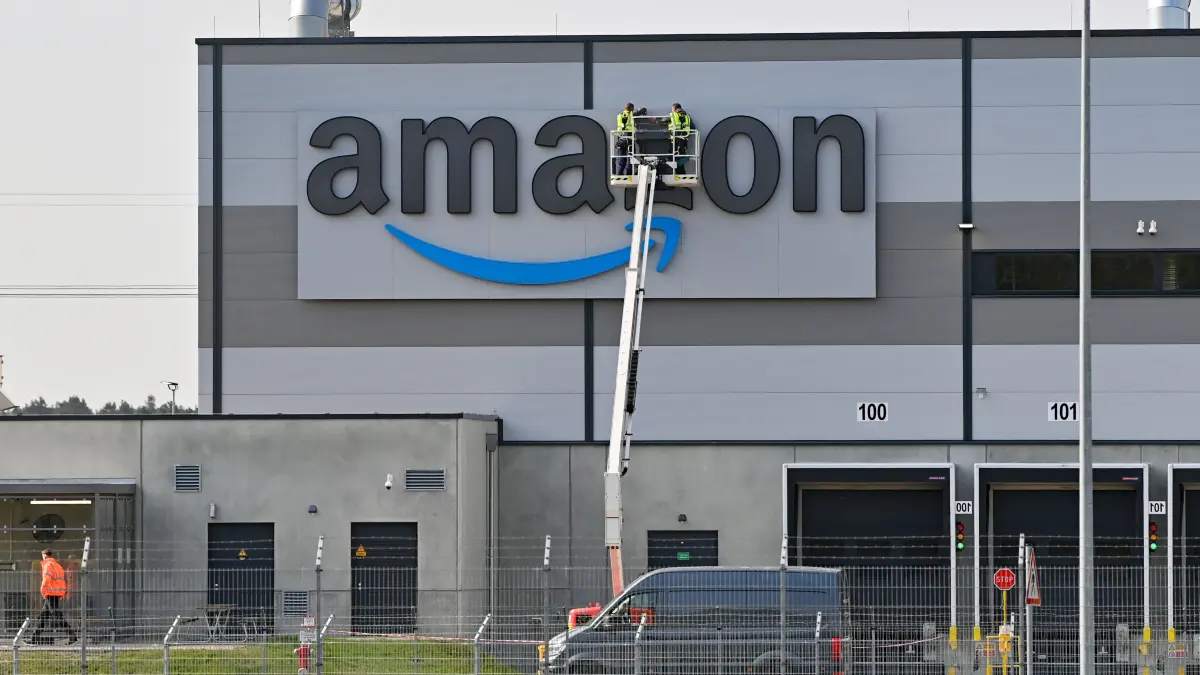 Das Amazon Versandlager in einem Ortsteil der Gemeinde Schönefeld im Landkreis Dahme-Spreewald. +++ dpa-Bildfunk +++