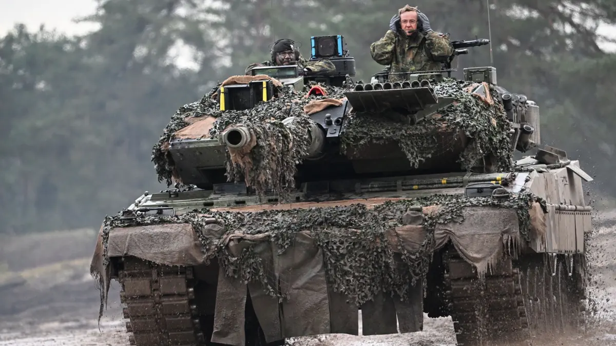 Verteidigungsminister besucht Panzerbataillon 203: ARCHIV - 01.02.2023, Nordrhein-Westfalen, Augustdorf: Boris Pistorius (SPD), Verteidigungsminister, steht während einer Präsentation im Turm eines Leopard 2A6. Nach der Entscheidung der Bundesregierung zur Lieferung von 14 Leopard-2-Panzern an die Ukraine will sich der Minister über die Leistungsfähigkeit des Waffensystems informieren. Foto: Federico Gambarini/dpa +++ dpa-Bildfunk +++