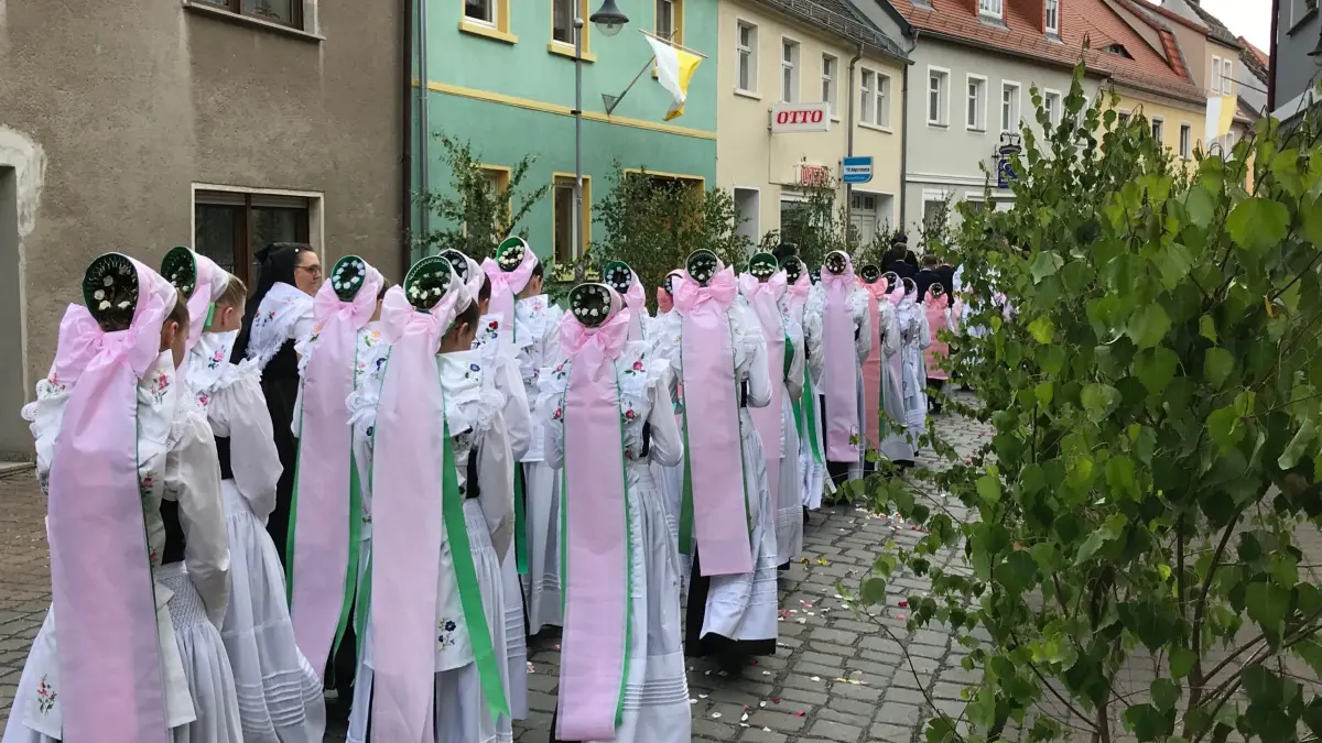 Unzählige Birken säumen in diesen Tagen bestimmte Straßen in Wittichenau. Die sorbischen Druschki gehören zum festen Bild der Prozessionen am Hochfest Fronleichnam.