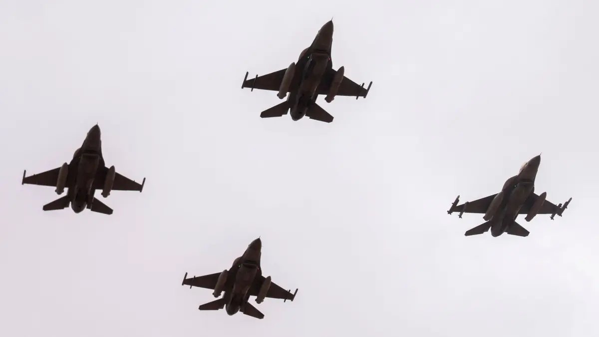Gemeinsame Militärübung von USA und Marokko: 31.05.2024, Marokko, Agadir: F16-Kampfjet der US-Luftwaffe bei einem Manöver im Rahmen der Militärübung «African Lion». Foto: Mosa'ab Elshamy/AP/dpa +++ dpa-Bildfunk +++