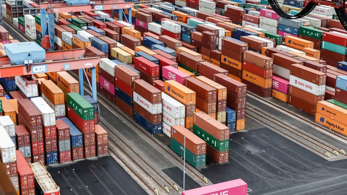 Lieferketten: ARCHIV - 06.05.2019, Hamburg: Container stehen im Containerterminal Altenwerder auf einer Abstellfläche. (zu dpa: «FDP macht weiter Druck auf EU-Kommission mit eigenen Themen») Foto: Markus Scholz/dpa +++ dpa-Bildfunk +++
