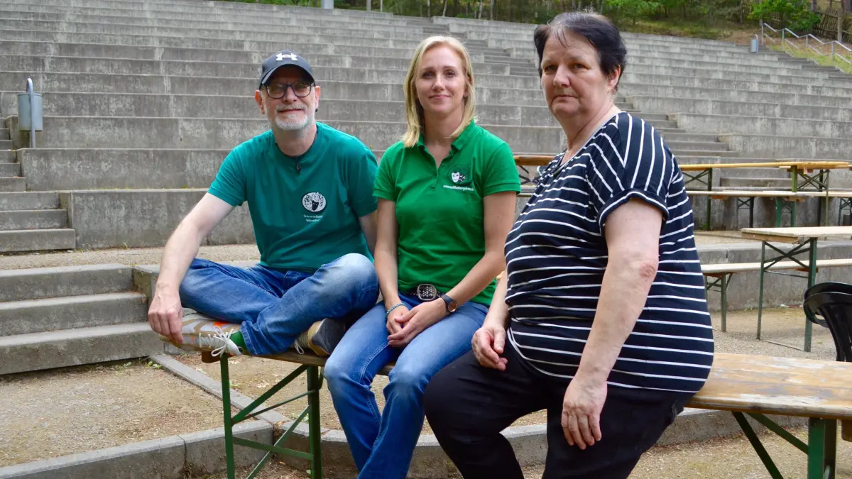 Fred Bauer, Katharina Laurisch und Marlies Raunigk (v.li.) haben die Sitzplätze der Waldbühne in Gehren im Rücken. Sie sind der Vorstand des Fördervereins Heideblick - Kultur im Wald e.V.