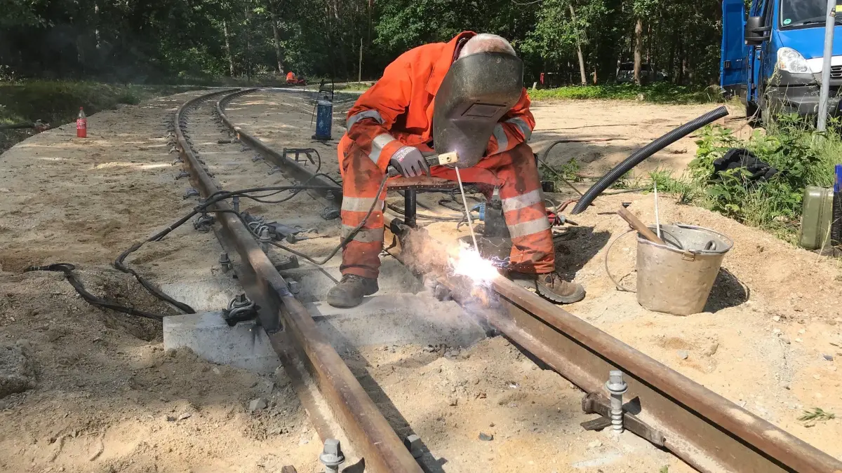 An der Tonbahnstrecke wird fleißig gearbeitet. So hat Frank Scherz von der Gleisbau Sabrodt GmbH mit dem Verschweißen der Schienenstöße zu tun.