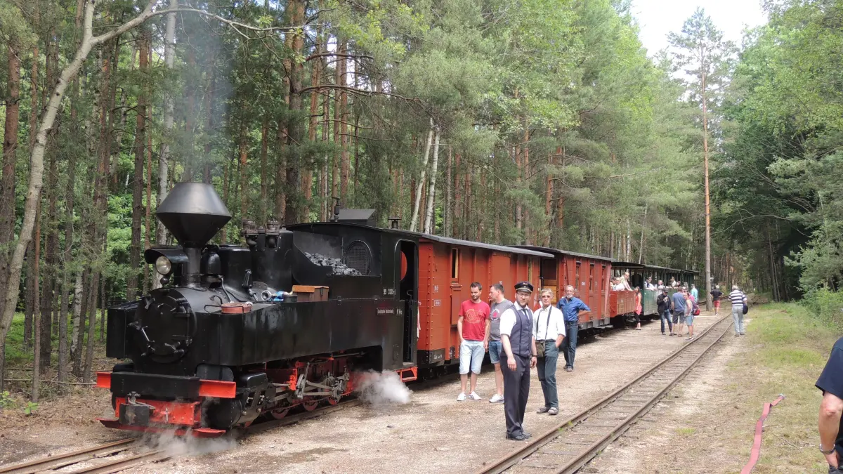 Die Waldeisenbahn macht auf der Tonbahn mal kurz eine Pause.