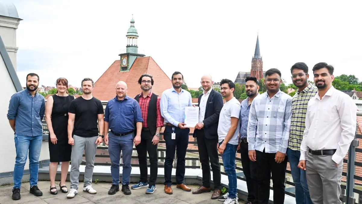 Die Männer aus Nepal, Indien und Iran haben in einer Runde Landrat Stefan Meyer und Vertretern des Landkreises ihre Eindrücke von Görlitz geschildert - und die sind vor allem positiv. Ihre Eindrücke und Vorschläge haben sie in einem Papier zusammengefasst, dass sie Meyer überreichen.