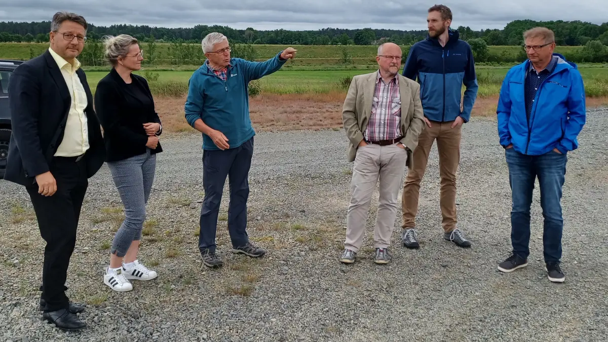 Trafen sich für weitere Absprachen: Bürgermeister Ralf Brehmer, Dana Piehl von der Bürger-Energiegenossenschaft (BEG) Weißkeißel, Erwin Hackel von der Viereichener Agrargenossenschaft, Jens Lippmann und André Hatscher vom Landesamt für Umwelt, Landwirtschaft und Geologie (LfULG) sowie Helmut Perk von den BEG Rietschen und Weißkeißel (v.l.n.r.)