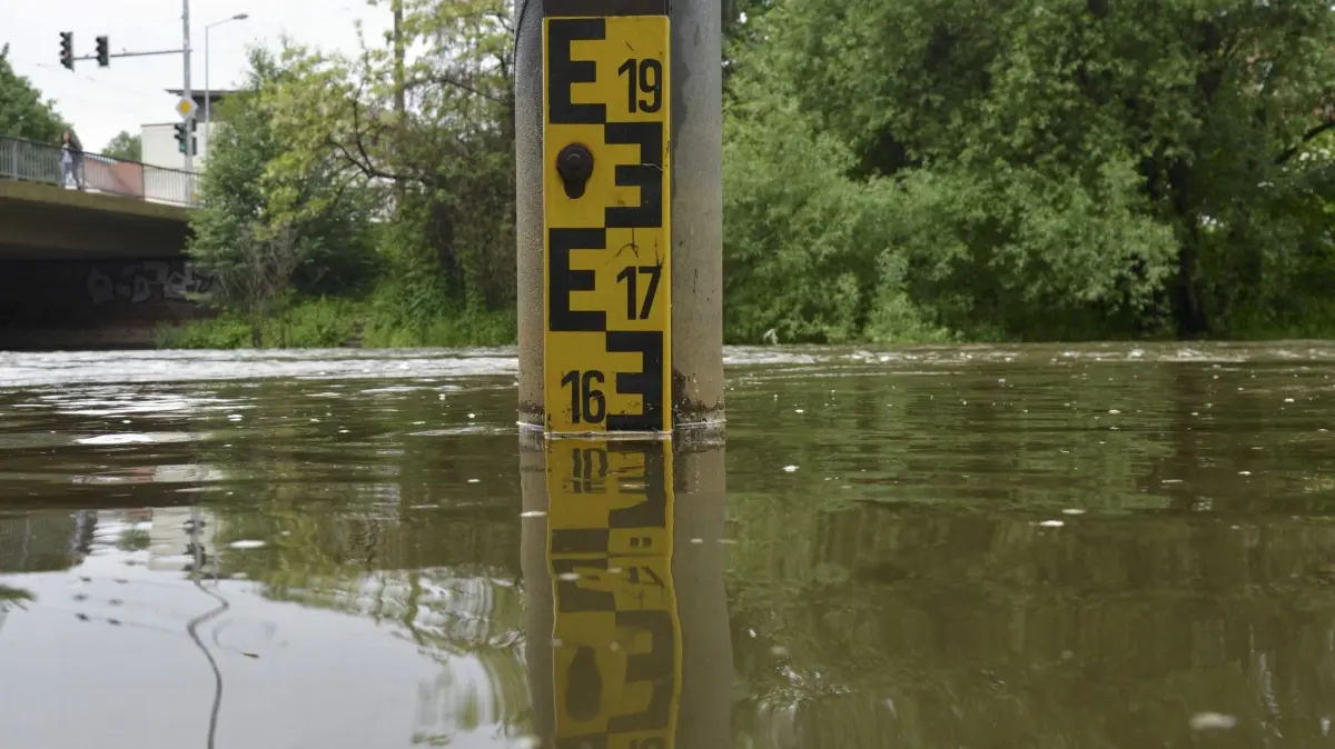 Hochwasser Spree: Auf Grund der starken Regenfälle der vergangenen Tage weist die Spree wie hier in Sandow einen erhöhten Pegel auf. Der Anlagesteg am Eiscafé Greschke ist bereits "Land unter". Foto: Michael Helbig/mih1