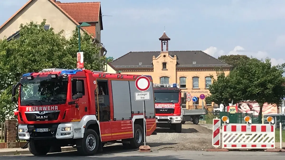 Einen größeren Feuerwehreinsatz hat es am Freitagvormittag in der August-Bebel-Straße in Hosena gegeben. Dort wurde Gasgeruch festgestellt.