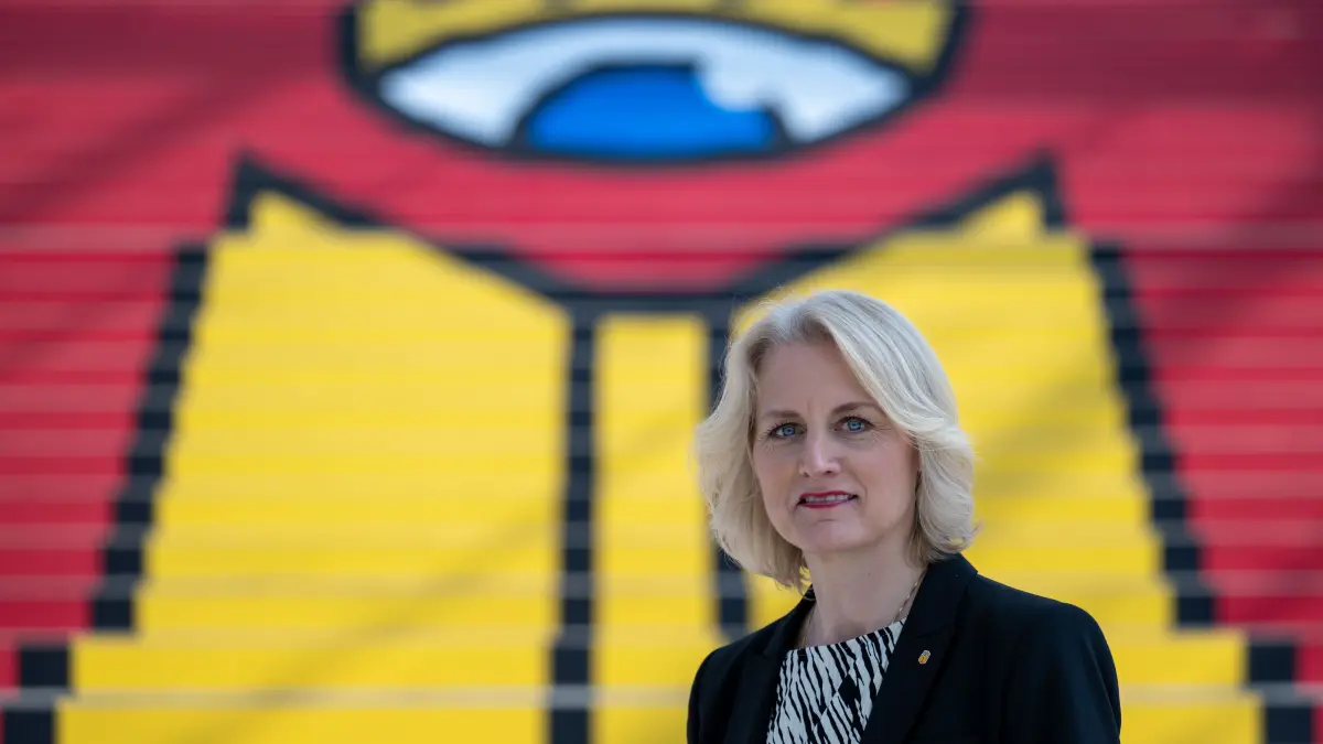Astrid Böhmisch, Direktorin der Leipziger Buchmesse, steht im März 2024 vor einer Treppe mit dem Logo der Leipziger Buchmesse.