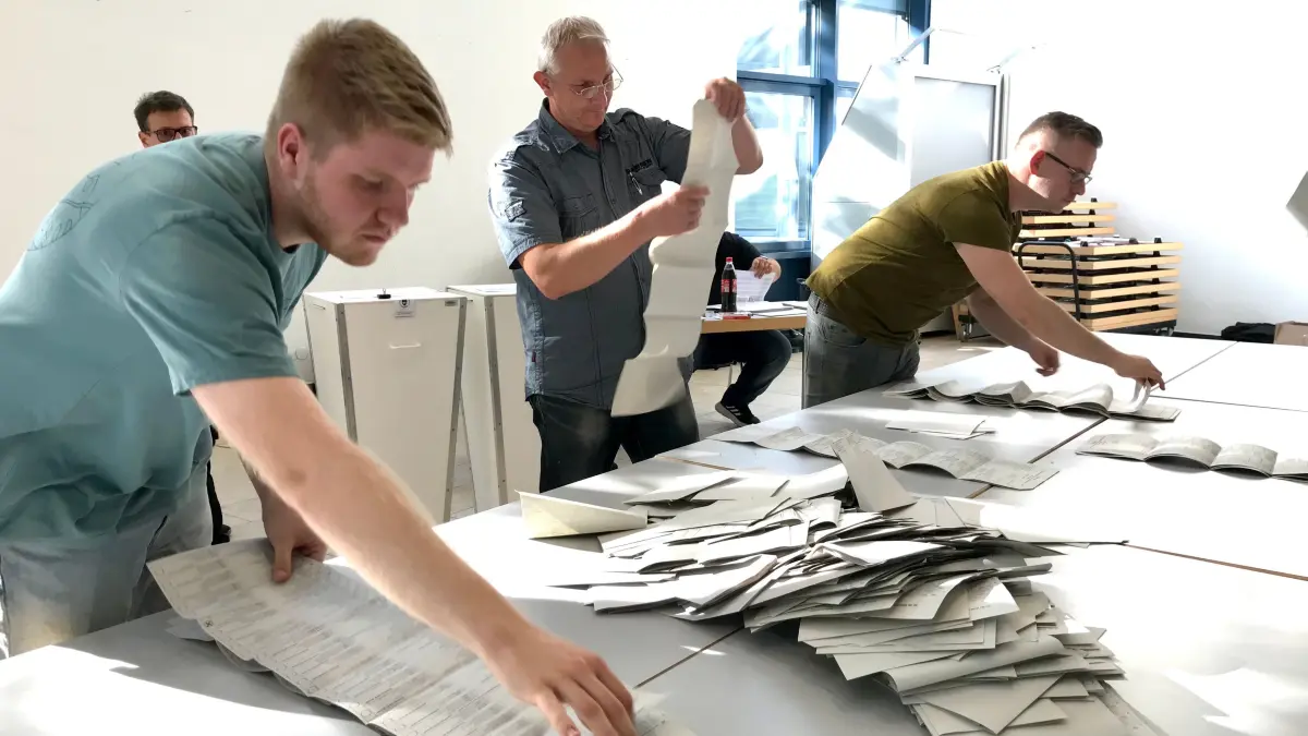 Im Wahllokal 26 im Vis-á-vis-Saal in Hoyerswerda hat das Auszählen der Stimmen zur Europawahl begonnen. Fast 500 Wähler von insgesamt 876 Wahlberechtigten haben in diesem Wahllokal ihre Stimme abgegeben.