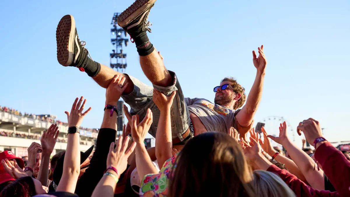 Open–Air–Festival „Rock am Ring“: 09.06.2024, Rheinland-Pfalz, Nürburg: Ein Stagediver ist beim Open-Air-Festival "Rock am Ring" während des Auftritts der deutschen Rockband „Kraftklub“ vor der Utopia-Stage unterwegs. Rock am Ring ist zusammen mit «Rock im Park» in Nürnberg eine der größten Musikveranstaltungen in Deutschland. Foto: Thomas Frey/dpa +++ dpa-Bildfunk +++