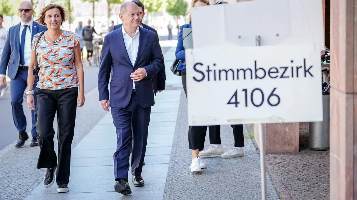 Europawahl — Stimmabgabe Bundeskanzler Scholz: 09.06.2024, Brandenburg, Potsdam: Bundeskanzler Olaf Scholz (M, SPD) kommt mit seiner Ehefrau Britta Ernst (l) zur Stimmabgabe für die Europawahl in sein Wahllokal. Foto: Kay Nietfeld/dpa-Pool/dpa +++ dpa-Bildfunk +++
