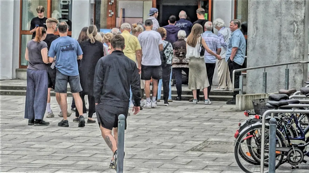 Vor dem Wahllokal 12 im Lessing-Gymnasium Hoyerswerda hat sich eine Schlange gebildet.